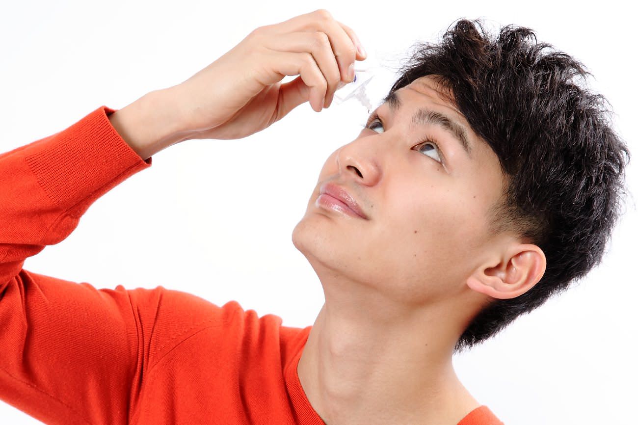 実はほとんどの人ができていない正しい目薬の差し方と注意点まとめ