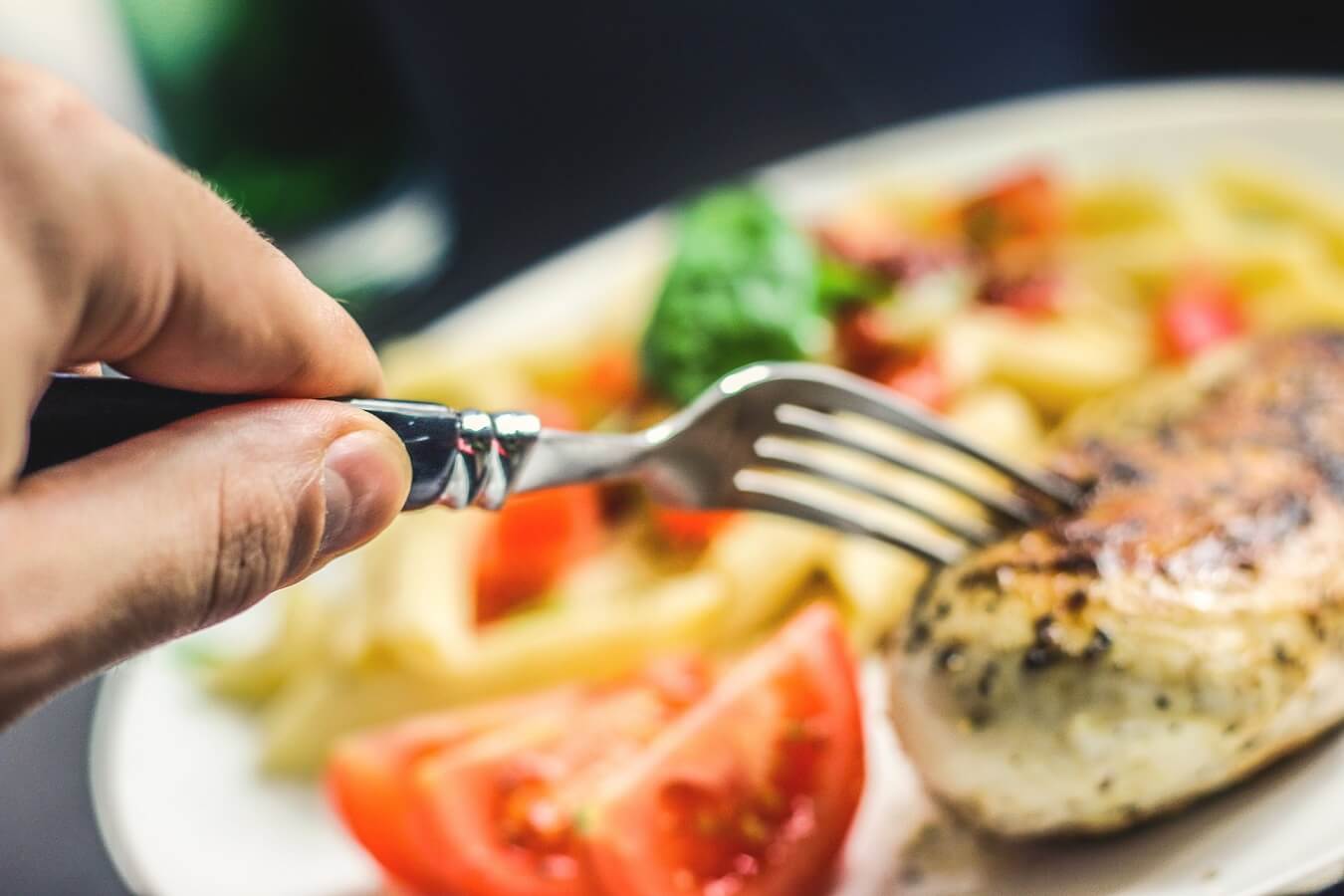 ストレス発散目的の食べ過ぎはNG!やけ食いを防ぐための対策方法4選